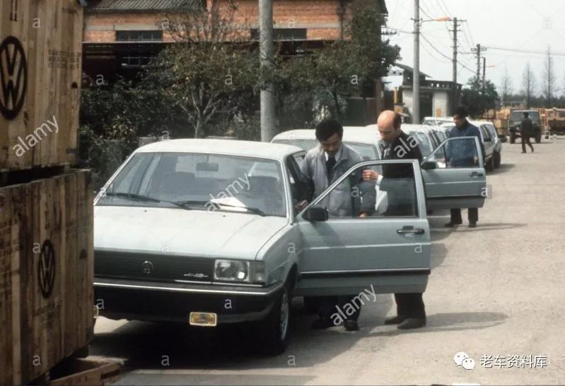 老照片 1985年上海大众桑塔纳的生产线