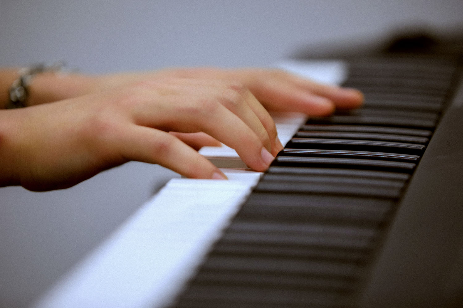 今日朱一龙工作室放出一双手在弹钢琴的照片,并且还发文表示:疯狂