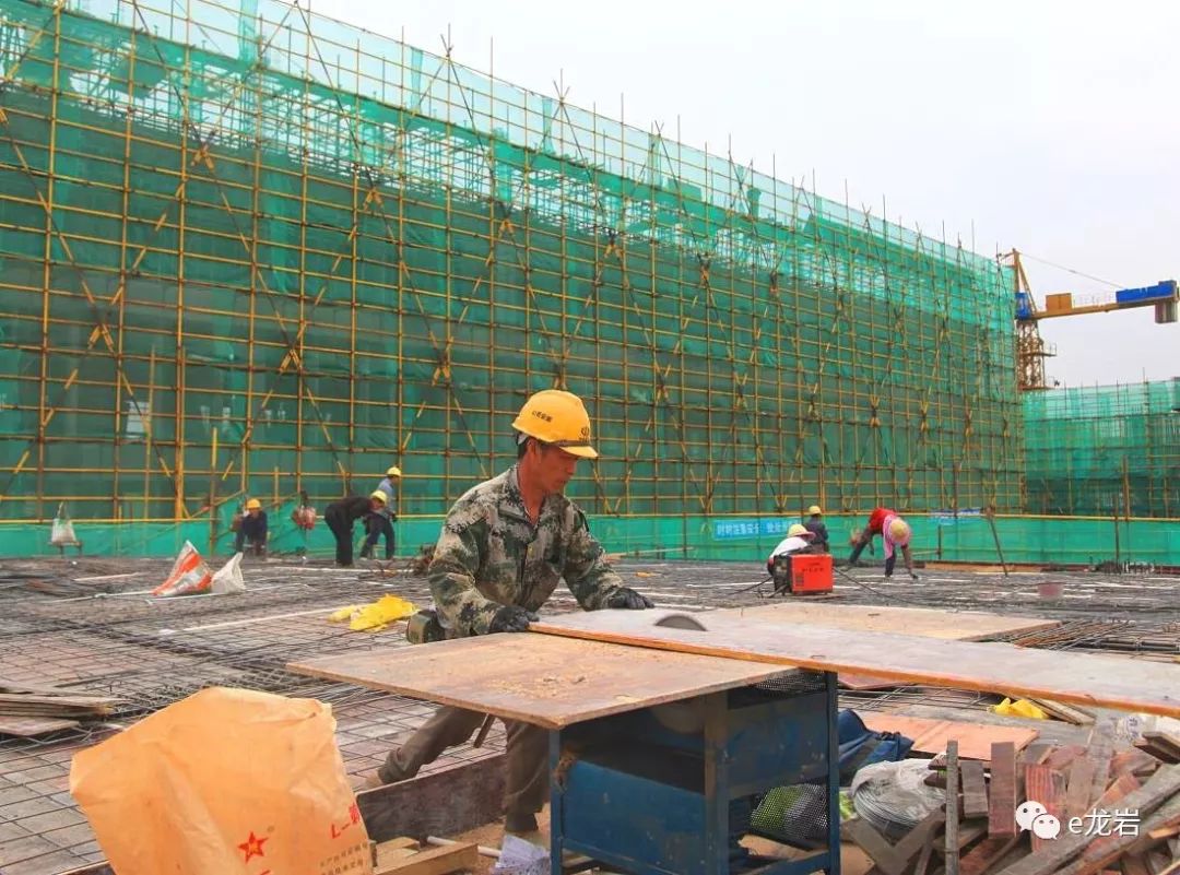 主体建筑施工场面