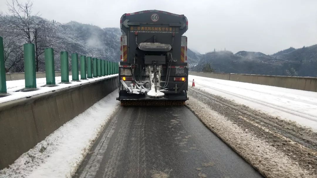 美通“黑金刚”多功能破冰除雪车为冬季道路通畅保驾护航万金体育下载app(图5)