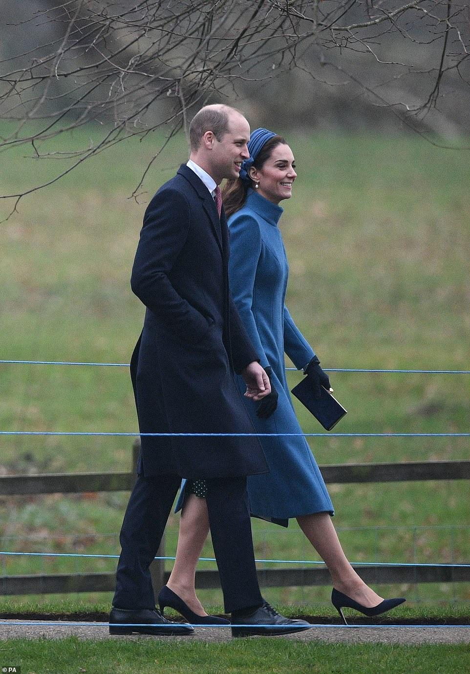 凱特王妃新年復工再穿舊衣獲掌聲！光腿穿大衣臉凍僵還得強忍著笑 時尚 第2張