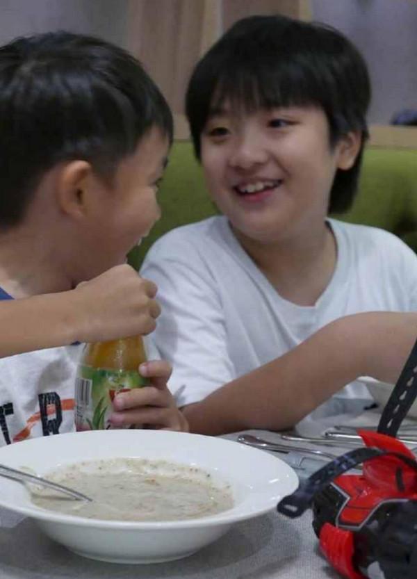 吳鎮宇曬出10歲兒子費曼近照，長得又高又胖，黑眼圈格外顯眼！