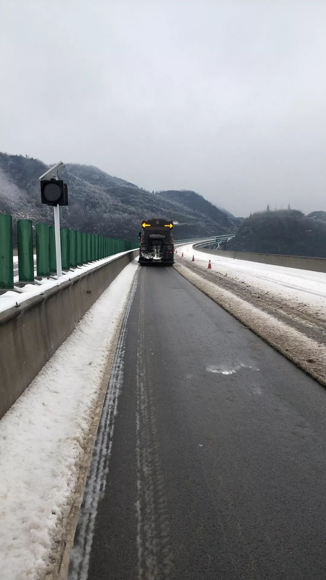 美通“黑金刚”多功能破冰除雪车为冬季道路通畅保驾护航万金体育下载app(图4)