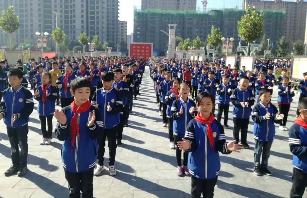 福建睿星校服:学生喜欢 家长满意 学校放心