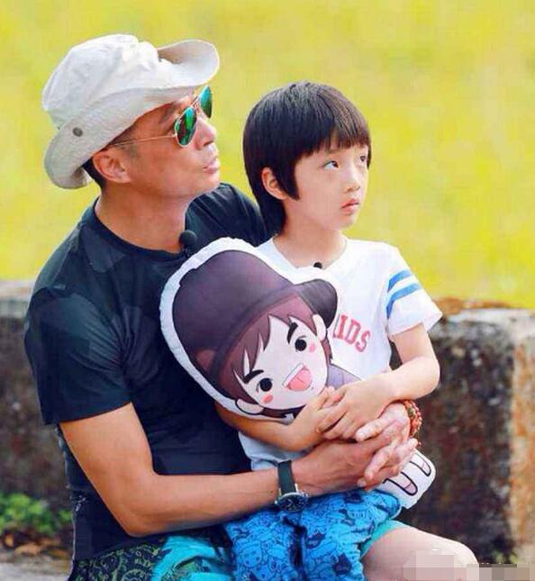 吳鎮宇曬出10歲兒子費曼近照，長得又高又胖，黑眼圈格外顯眼！
