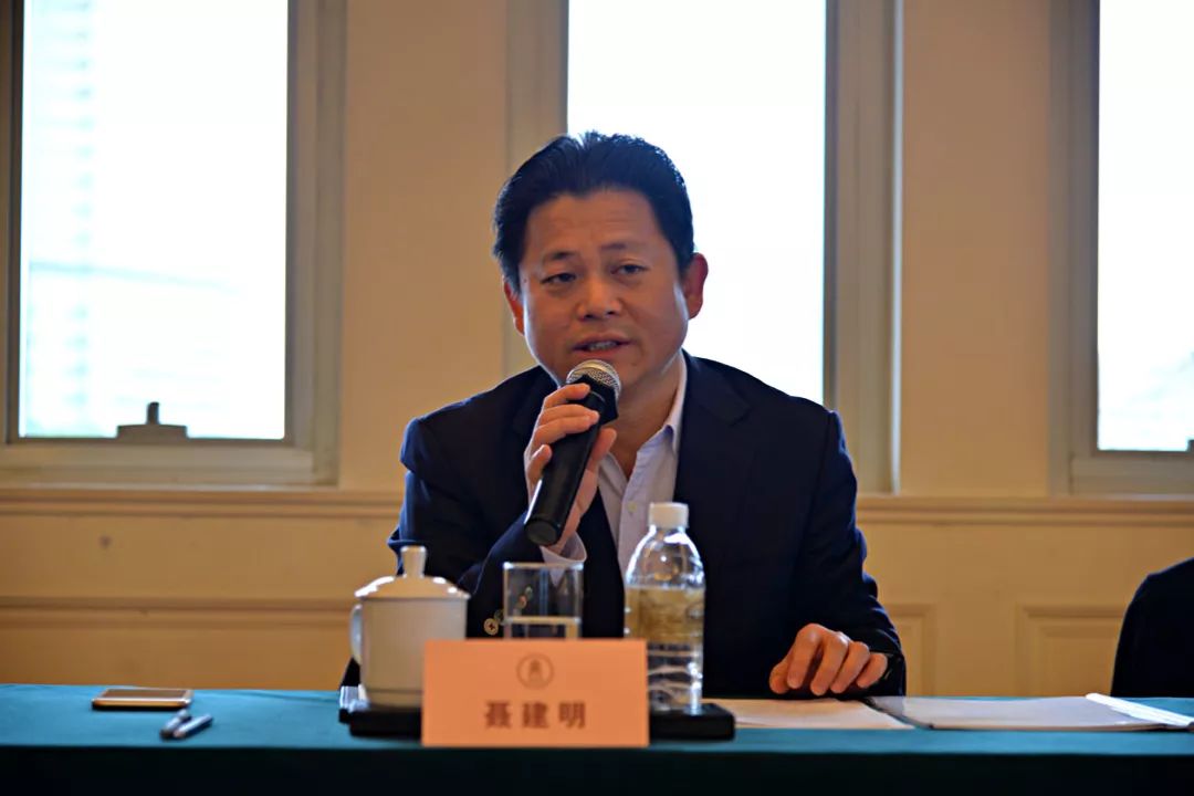 会长聂建明主持会议,他宣读了本届"双星"评选标准,并向与会者介绍评审