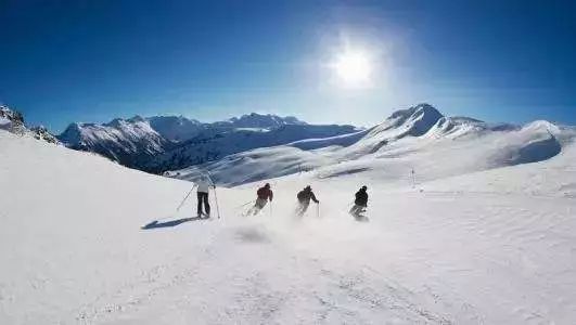 谈球吧体育不会凹造型就别去滑雪了现在时尚滑雪方式长这样(图5)