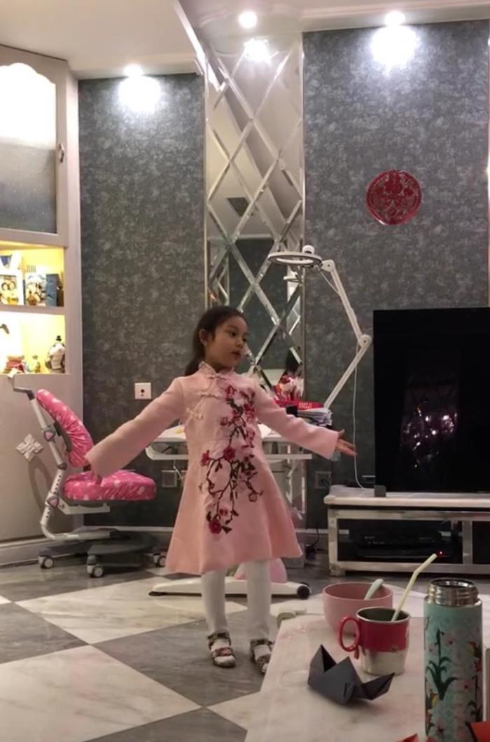 8歲甜馨穿著漢服舞蹈, 曬照片的人和李小璐關系不簡單