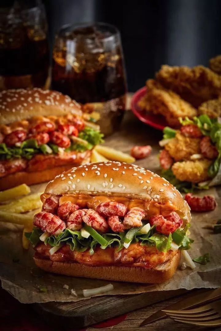 将小龙虾放进汉堡和鸡肉卷里 中式网红食材 x 西式经典汉堡的 小龙虾