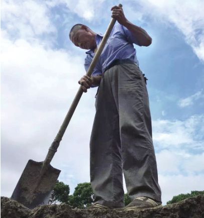 不忘挖土人致敬考古工人