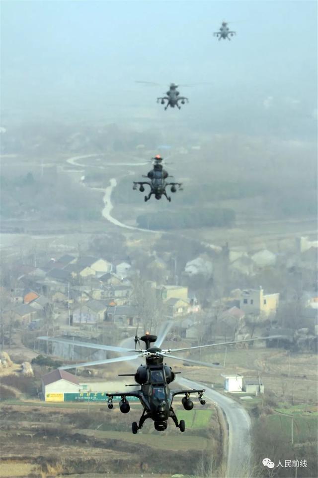武装直升机超低空编队飞行.