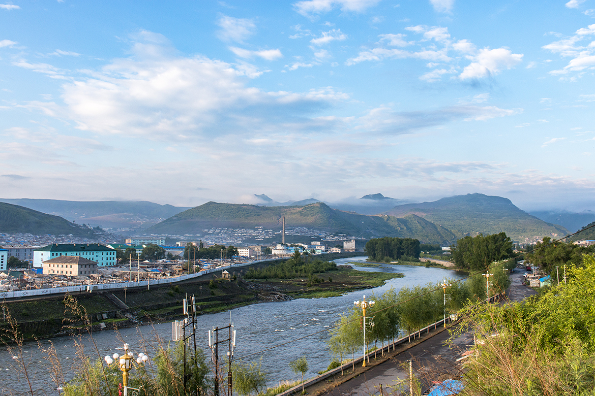 站在长白县一侧可以概览朝鲜的大城市——惠山市