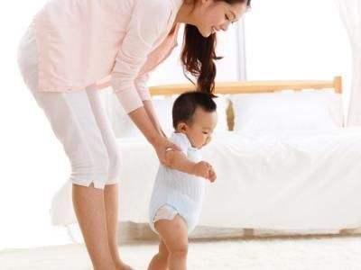 为什么有的宝宝走路早有的走路晚呢?其实和家