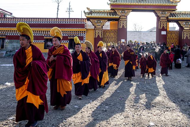 阿坝春节旅游摄影资讯:格尔登莫郎节盛大的民俗文化活动场面壮观