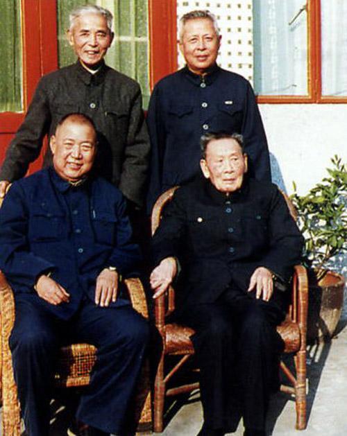 他曾是国军军长率十万国军起义，被授予上将，90岁入党