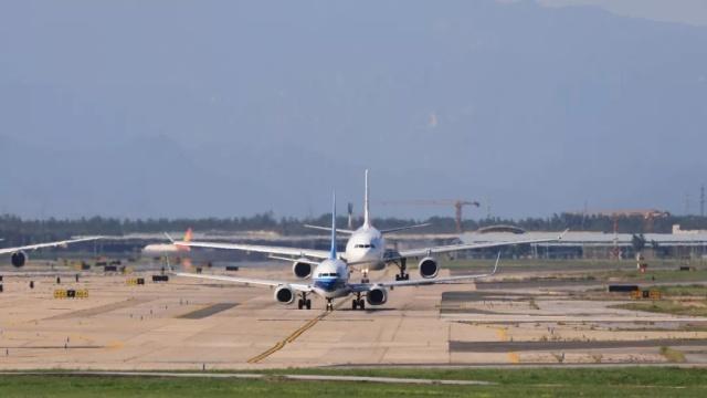 东海航空机长带妻子进驾驶舱 被停飞6个月