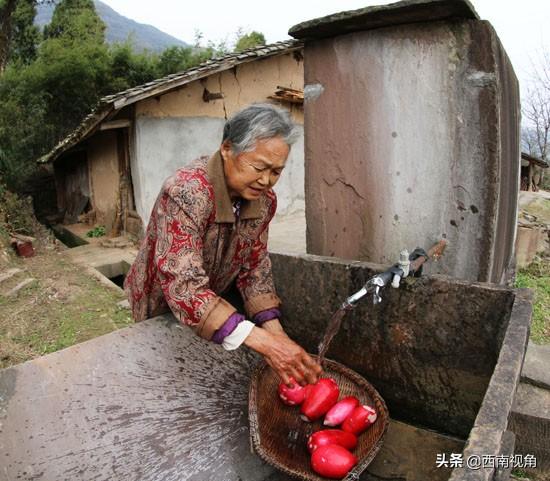 湖南贫困人口饮水问题_贫困问题得到改善图片(2)