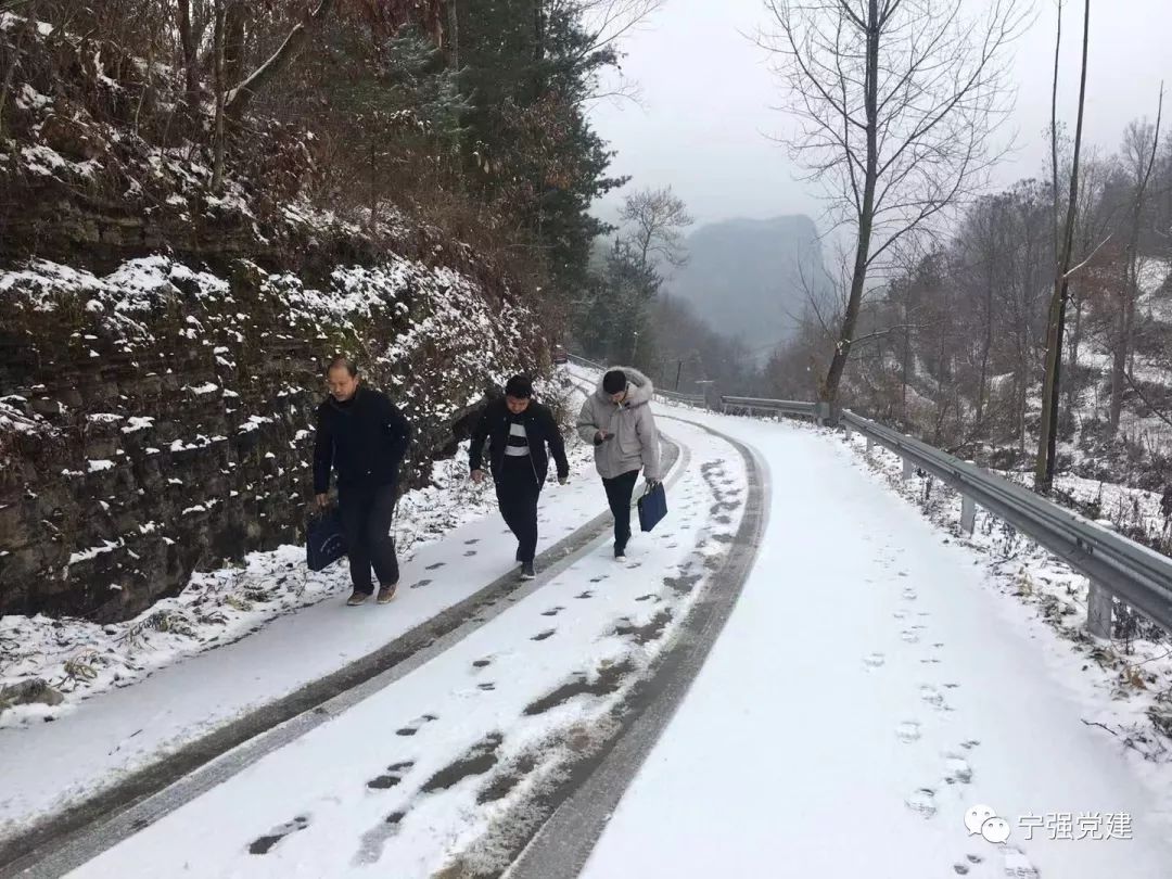 禅家岩镇圆满完成第一书记及驻村工作队年度研判考核工作