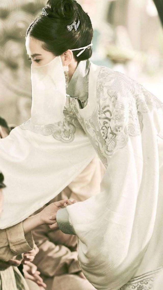 刘诗诗白衣古装非常的有气质,戴上面纱更有一丝神秘美,让刘诗诗看起来