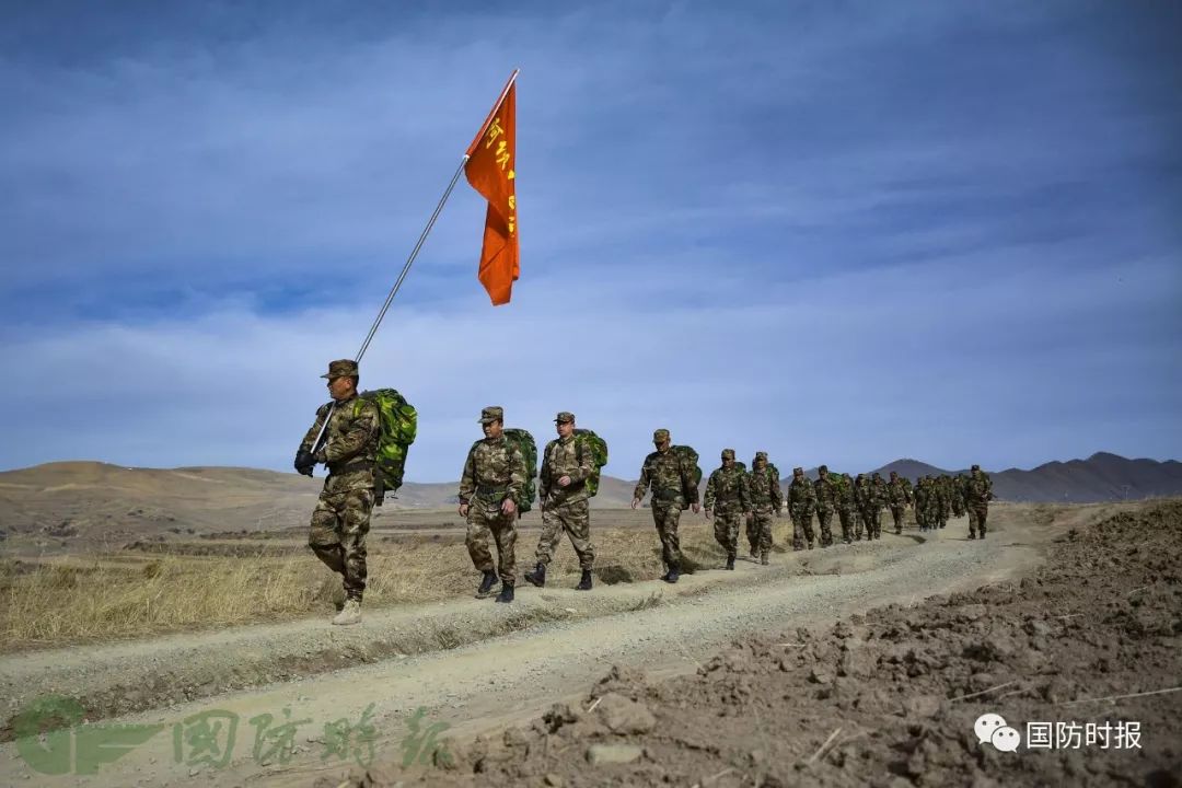 "今天我们组织野外训练将进行15公里武装行进,所有人员背负背囊,负重