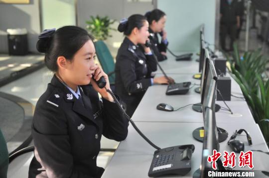 图为重庆市110报警服务台工作人员正在接警.警方供图
