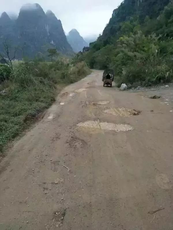 德保东陵两名90后自发修补道路,过往司机群众拍手称赞