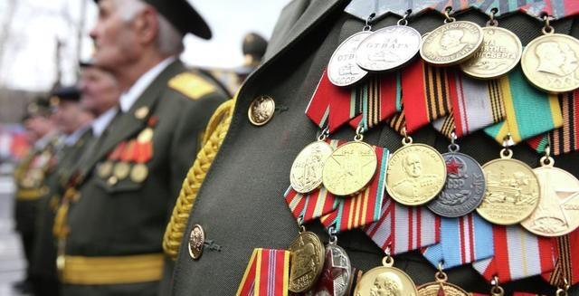 军人佩戴勋章奖章最多的两个国家, 一个显张扬, 一个让人肃然起敬
