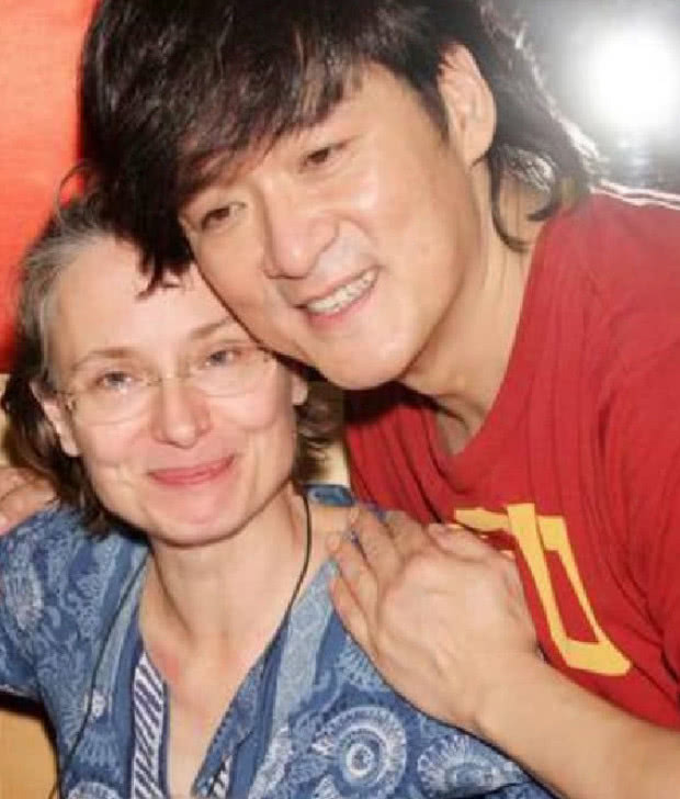 周华健与妻子合照,同样是58岁,却看上去像母子!