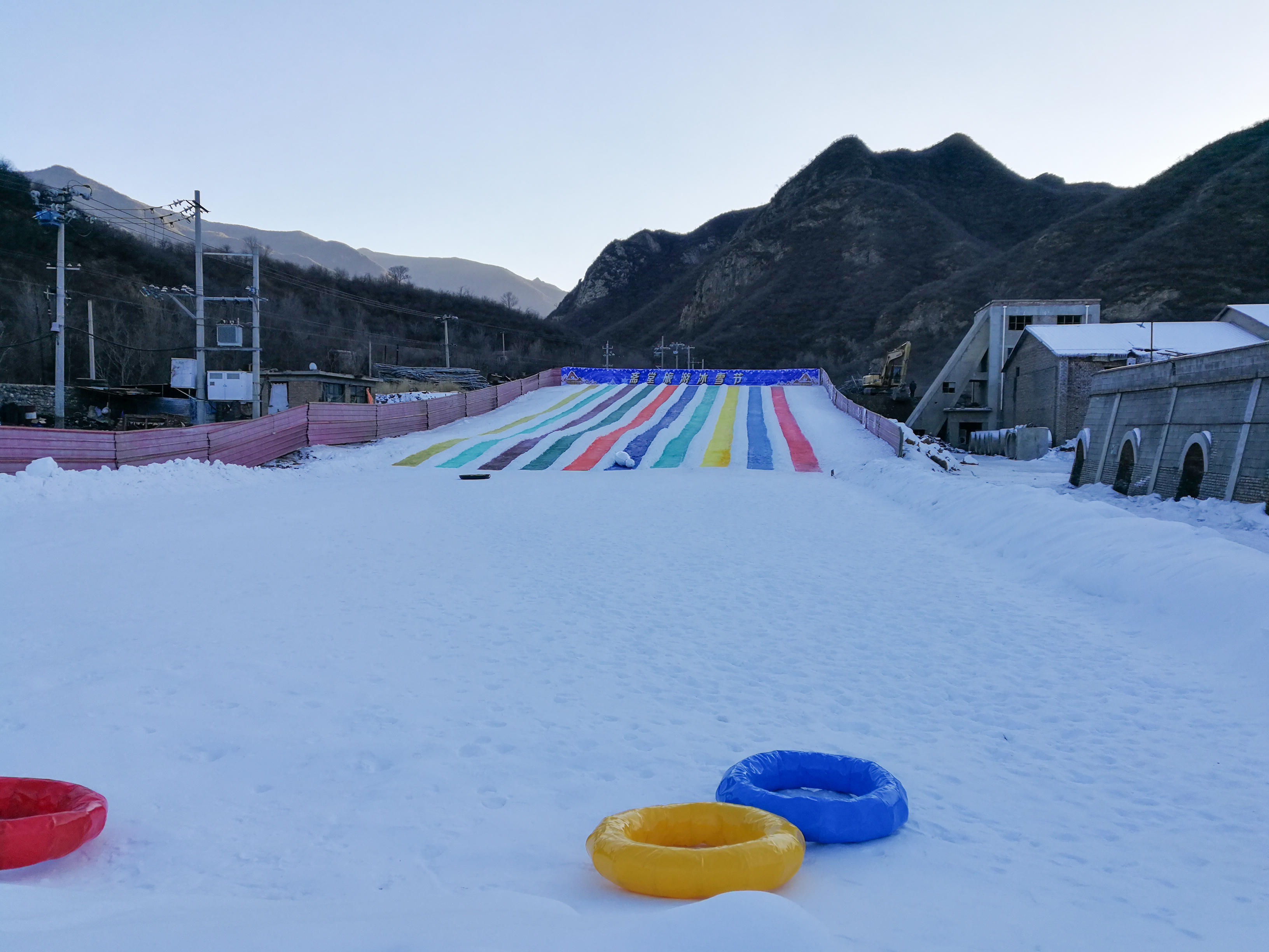 除了冰瀑以外,还有戏雪乐园,十条彩色滑道可以尽情的玩雪.