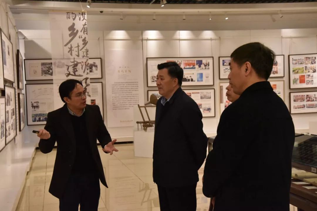 《重庆日报》总编辑张永才(右二)参观展览