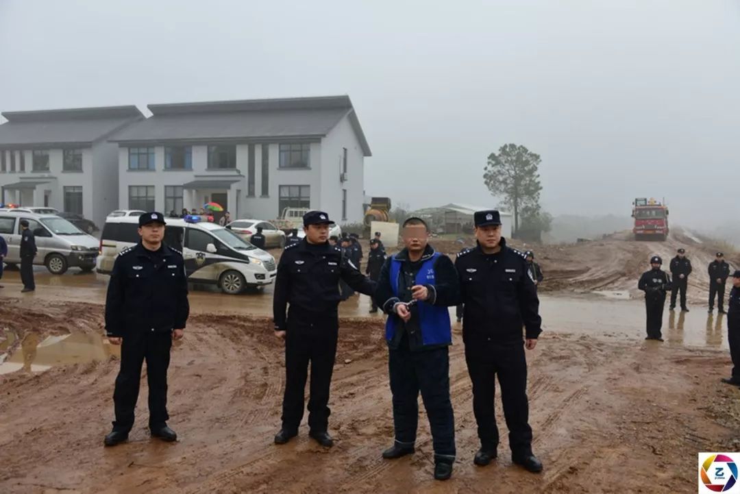 民警押解黑恶团伙指认犯罪现场,吸引村民围观,称终于安宁了