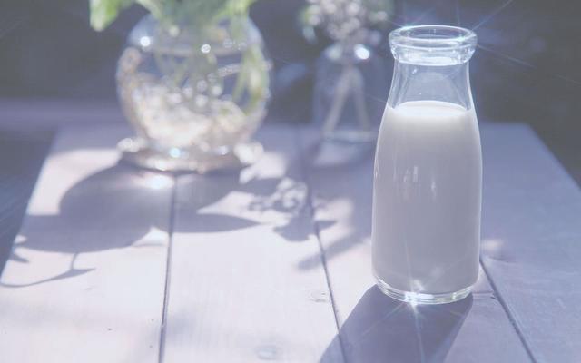 水水和奶倒进一个杯子猜成语_看图猜成语(3)