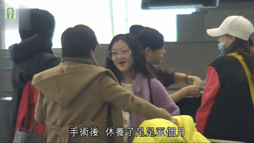 王菲陪李嫣出國購物，身穿名牌很潮范，面對鏡頭露出甜美笑容 娛樂 第3張