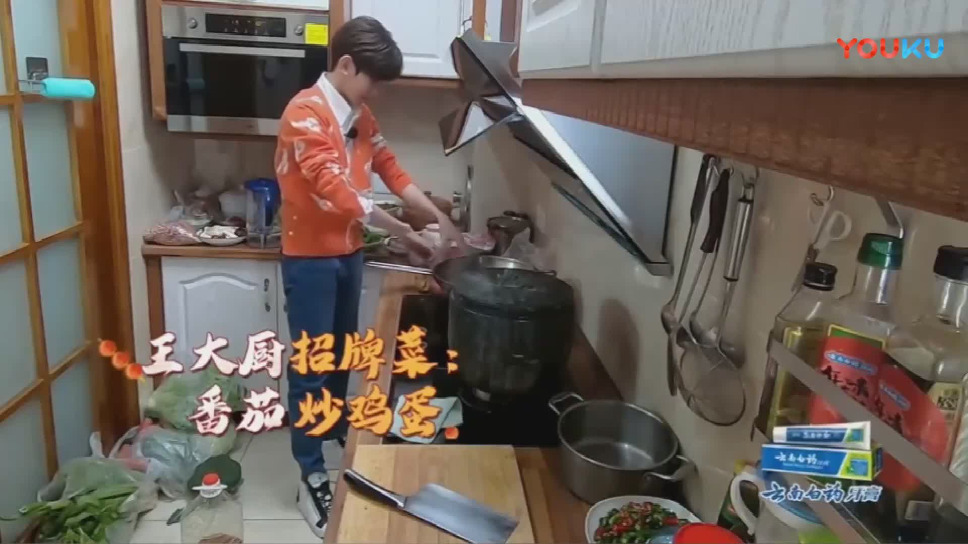 王源的傢公開溫馨接地氣，媽媽年輕漂亮，親自為媽媽做西紅柿炒蛋