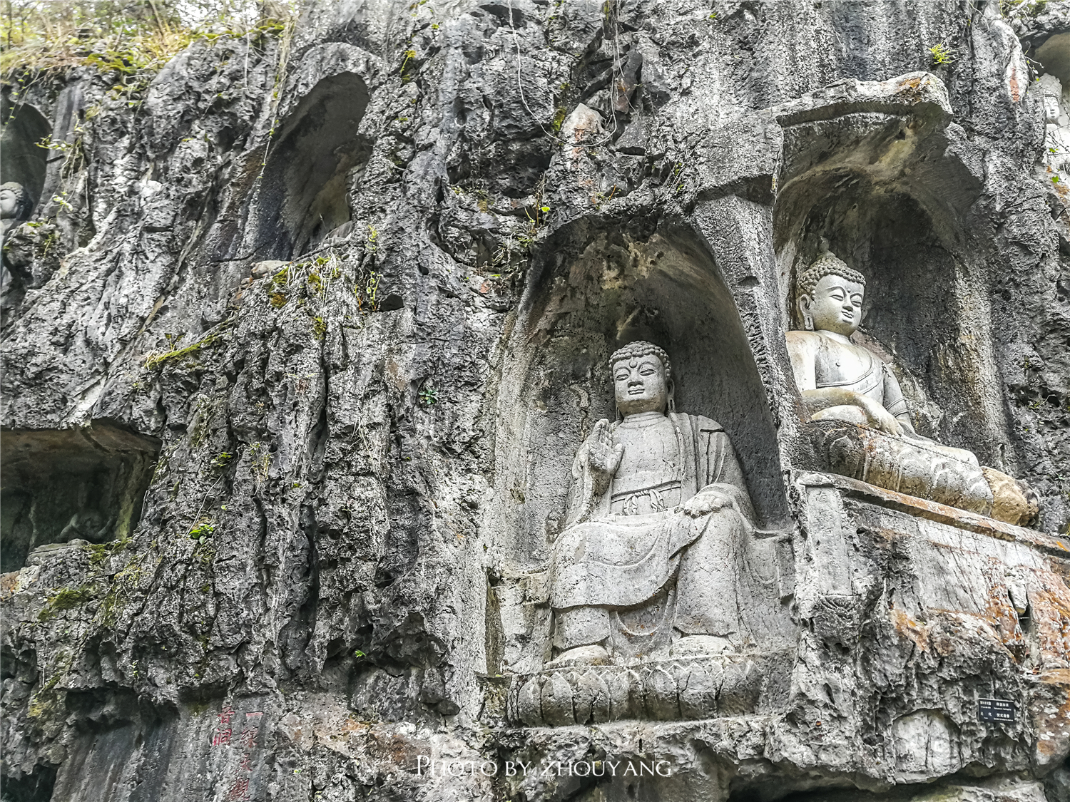 寺庙旁的这座山峰,称这座山峰"此乃天竺国灵鹫山之小岭,不知何以飞来