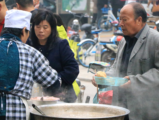 百年小摊无门面4元1碗1天能卖600碗生b体育意火爆堪比“菜市场”(图5)