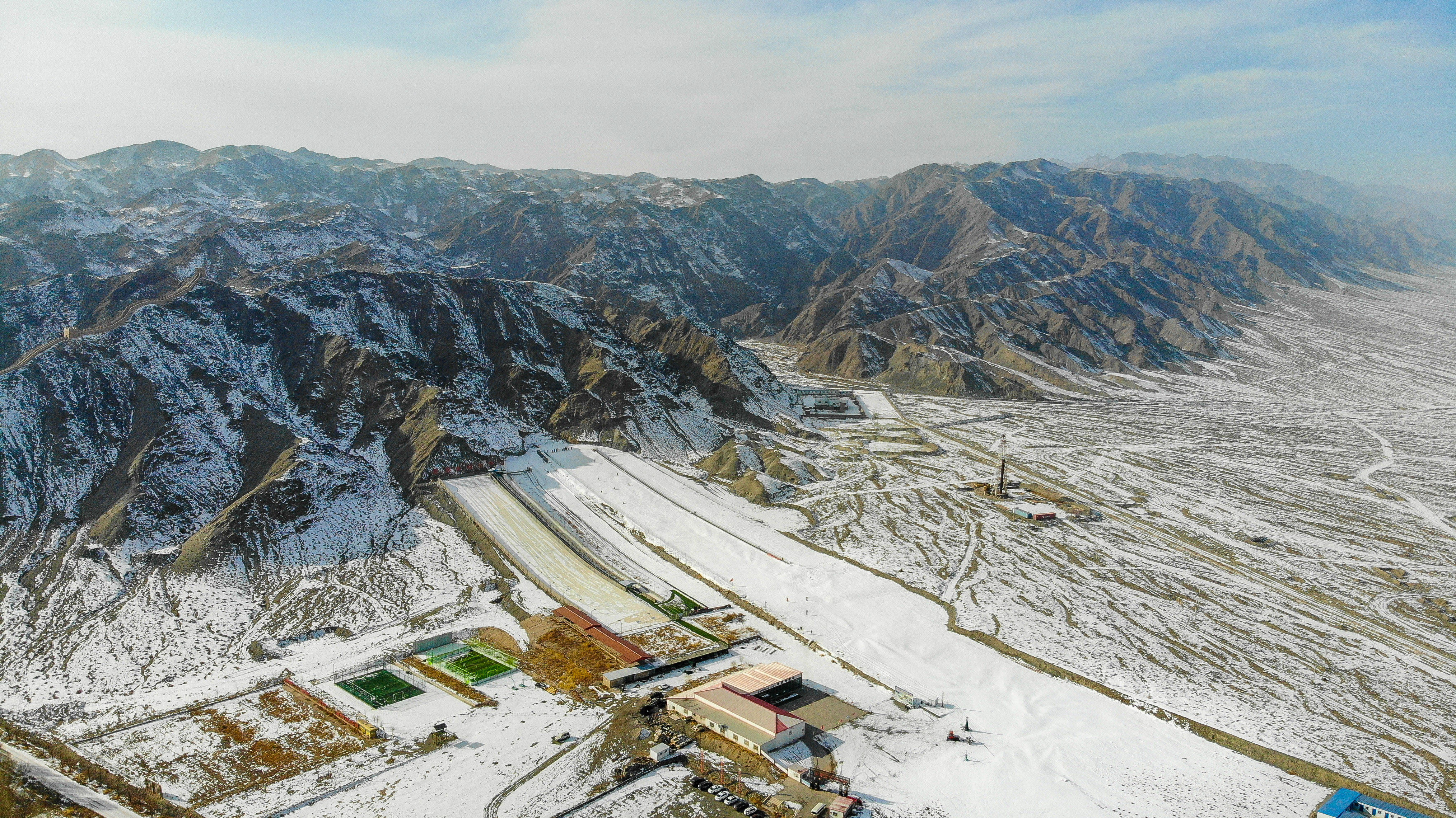 冬游嘉峪关 感受最酷的冰雪风光_滑雪场