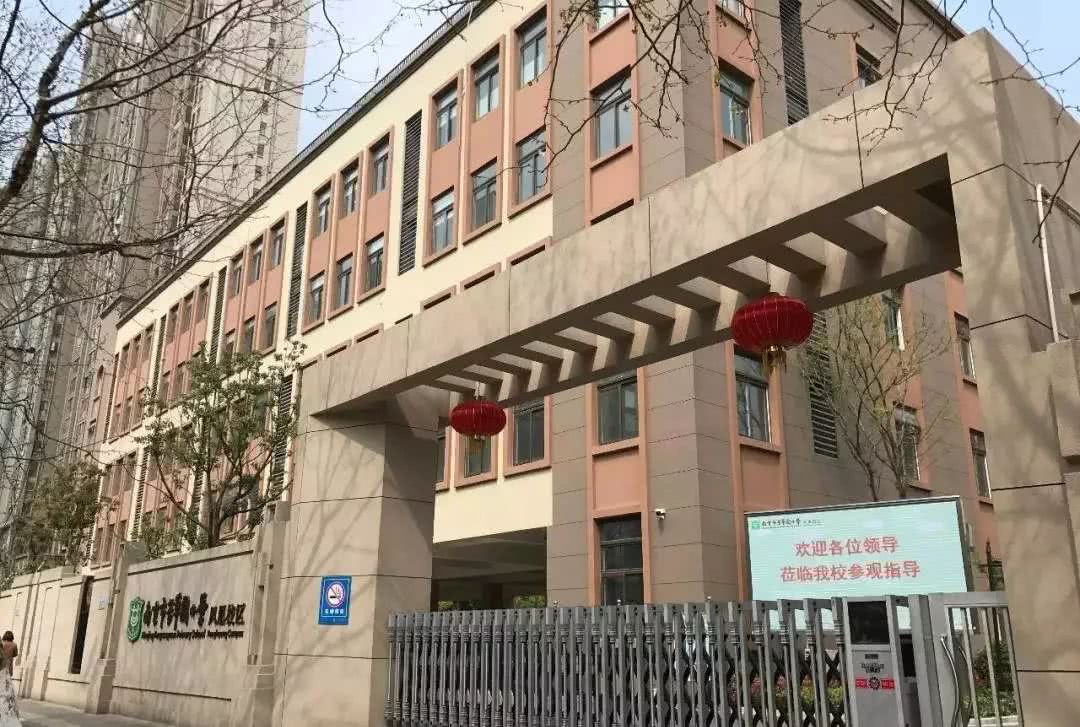 芳草园凤凰校区属于芳草园小学本部的另一校区,虽然是单独划学区"一