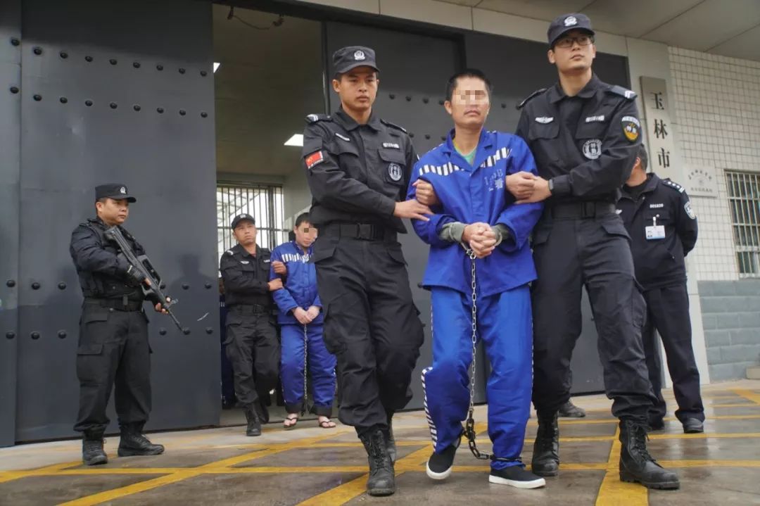 广西警方100多民警,押解涉黑恶犯罪嫌疑人指认现场!