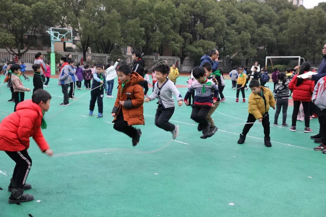 绳彩飞扬江山小学冬季跳长绳比赛