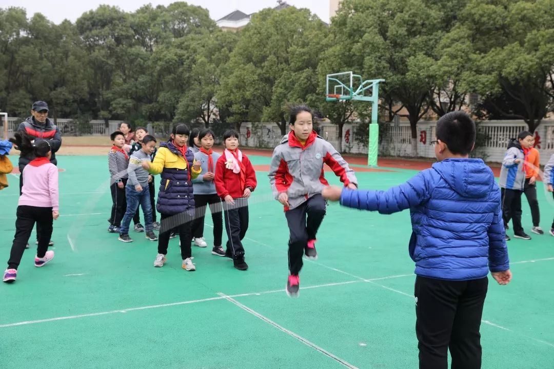 绳彩飞扬江山小学冬季跳长绳比赛