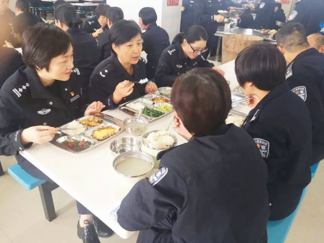 蹲点组成员 与基层民警一同在食堂用餐