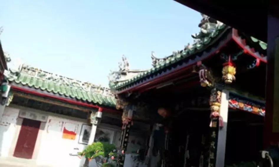 自元代潮阳出了郑皇后之后,潮阳祠宇的建造有如皇宫装饰,即为 "红楹紫