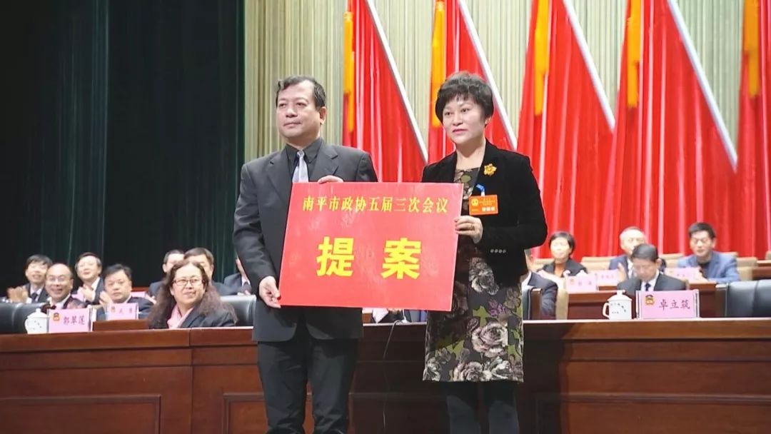 市政协卓立筑副主席代表市政协,向市政府朱仁秀副市长交办本次会议