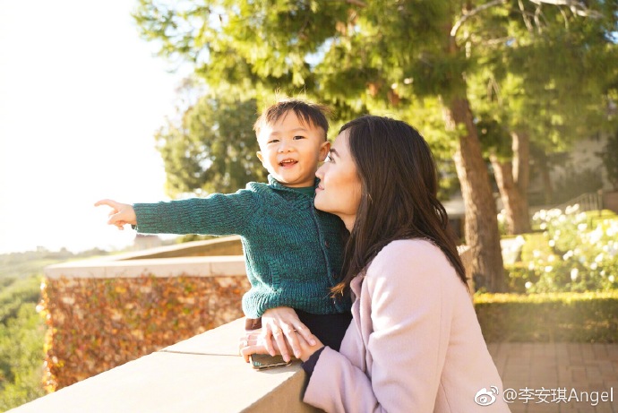 李小鵬妻子曬家庭合照，奧莉和李安琪一模一樣，李小鵬太幸福了 娛樂 第7張