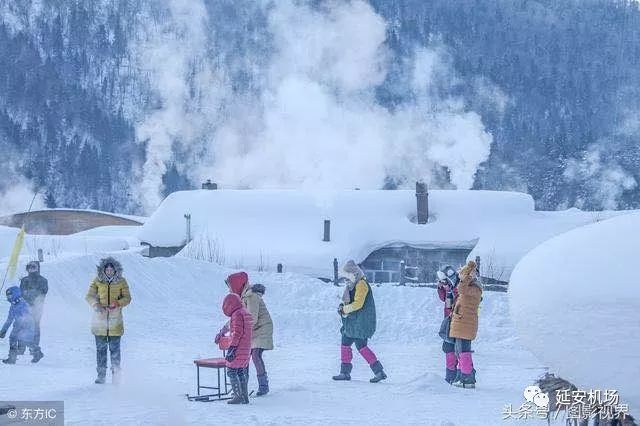 寒冬季节,雪乡积雪逐渐增多,这里呈现出美轮美奂的童话世界.