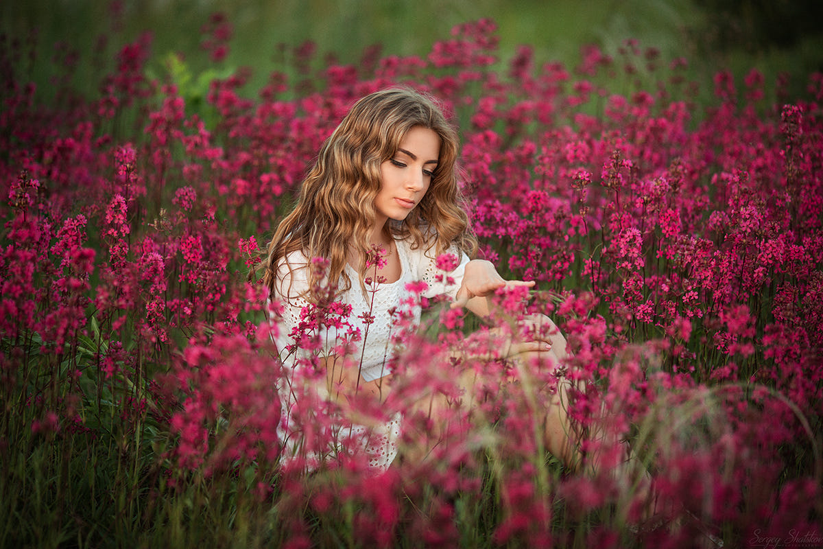 俄罗斯摄影家的《美丽的女孩与鲜花》系列作品