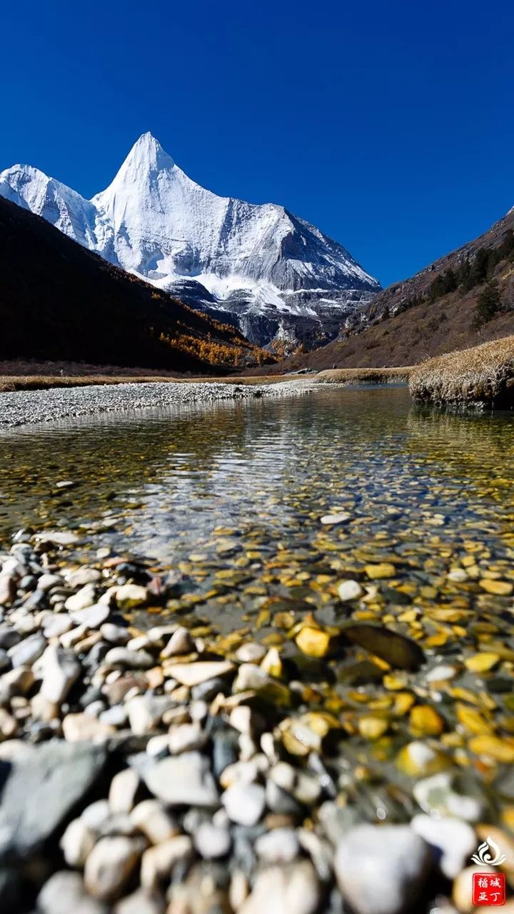 神山在冬日里显得更加的圣洁