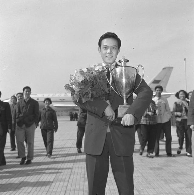 1959年,打乒乓球的容国团赢得新中国的第一个世界冠军