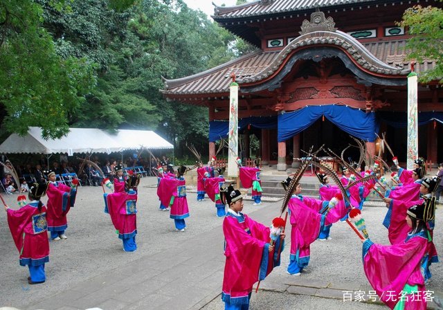 欧风美雨下的日本仍不忘孔夫子，右手算盘，左手《论语》